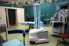 Poloautomatický robot UVD na operačnej sále